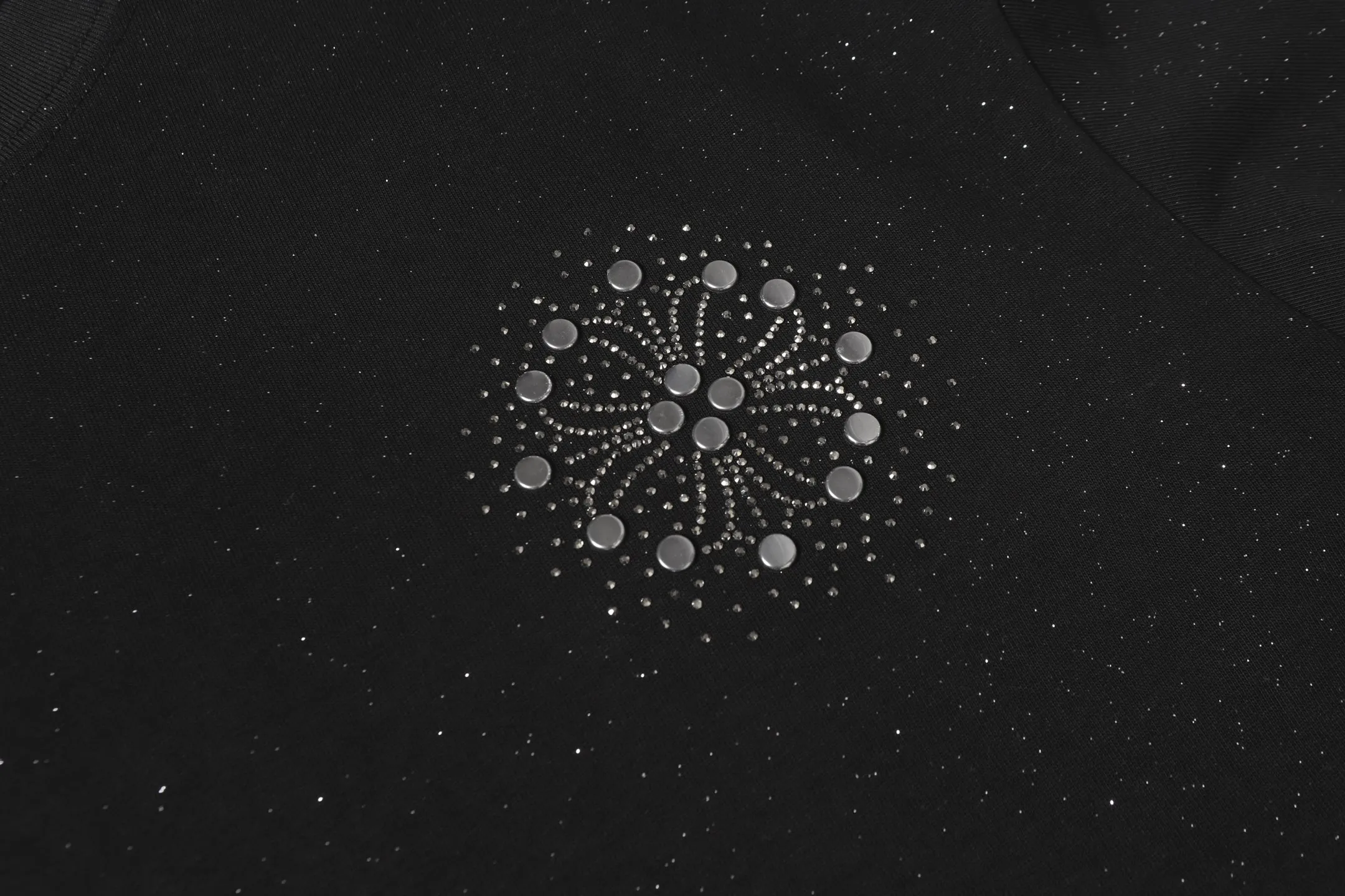 P160 Chrome Hearts CH Chrome Hearts Starry Sanskrit hot-drilled short-sleeved T-shirt. Hand-drilled. Different from machine hot-drilling. Hardware and accessories are all ground and customized. Correct configuration. Black 2025 Chrome Hearts authentic packaging. 260 grams of custom-dyed double yarn cotton. Large version. Loose and stylish. Different from lower version, slim and long version with upper body and crotch pull. 100% commitment: top quality. Not fast food. Highest version on the market. Top quality - Differentiate from the ordinary versions on the market. If you care about quality, you should also respect the price. Absolutely 0 after-sales service. 0 return rate so far. It’s hard not to love the style - 280g double yarn cotton custom-dyed fabric - Correct high-density main mark, washed tag, hand-sewn